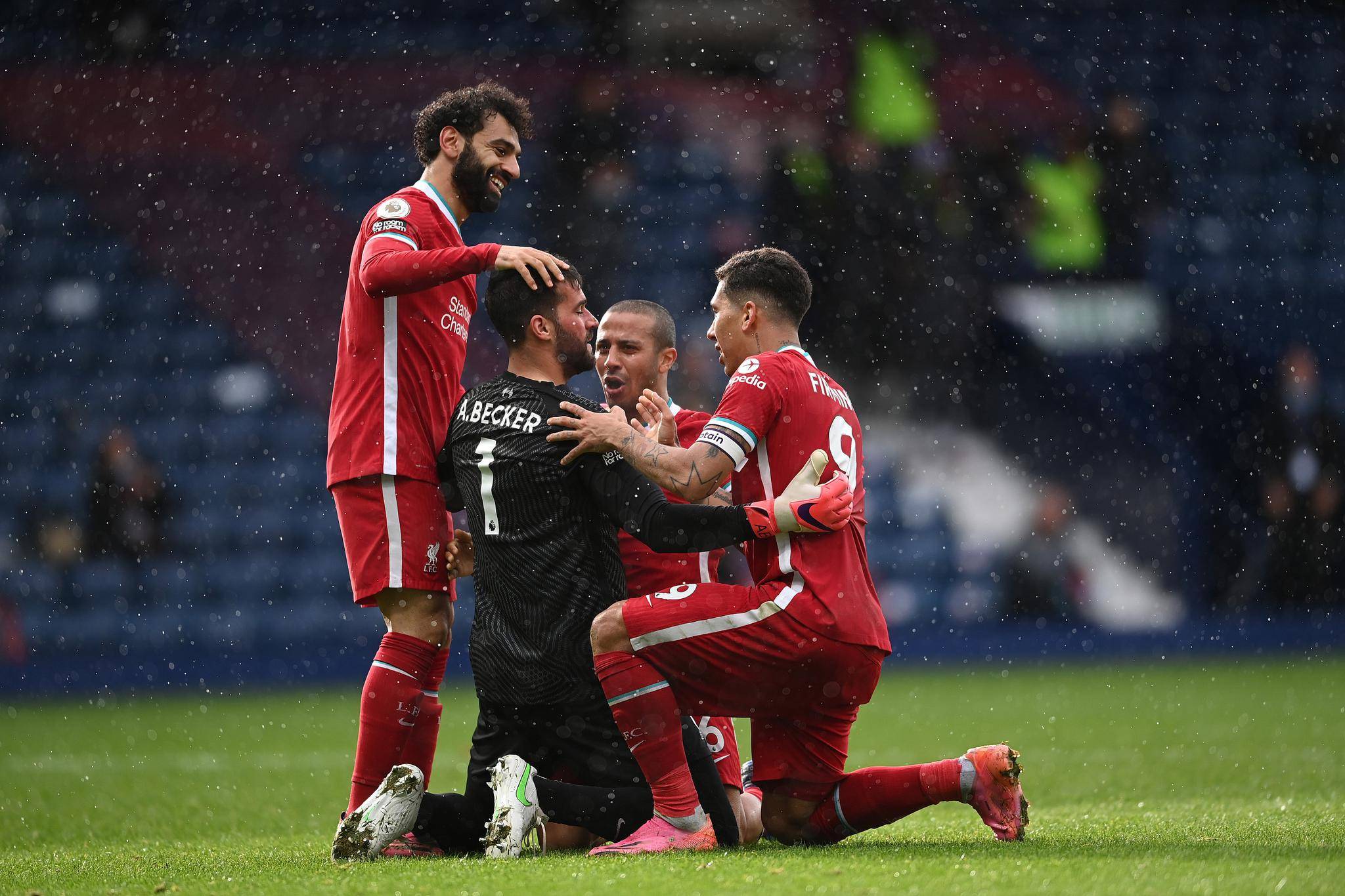 里尔队狭胜对手，队员欢呼庆祝胜利的简单介绍