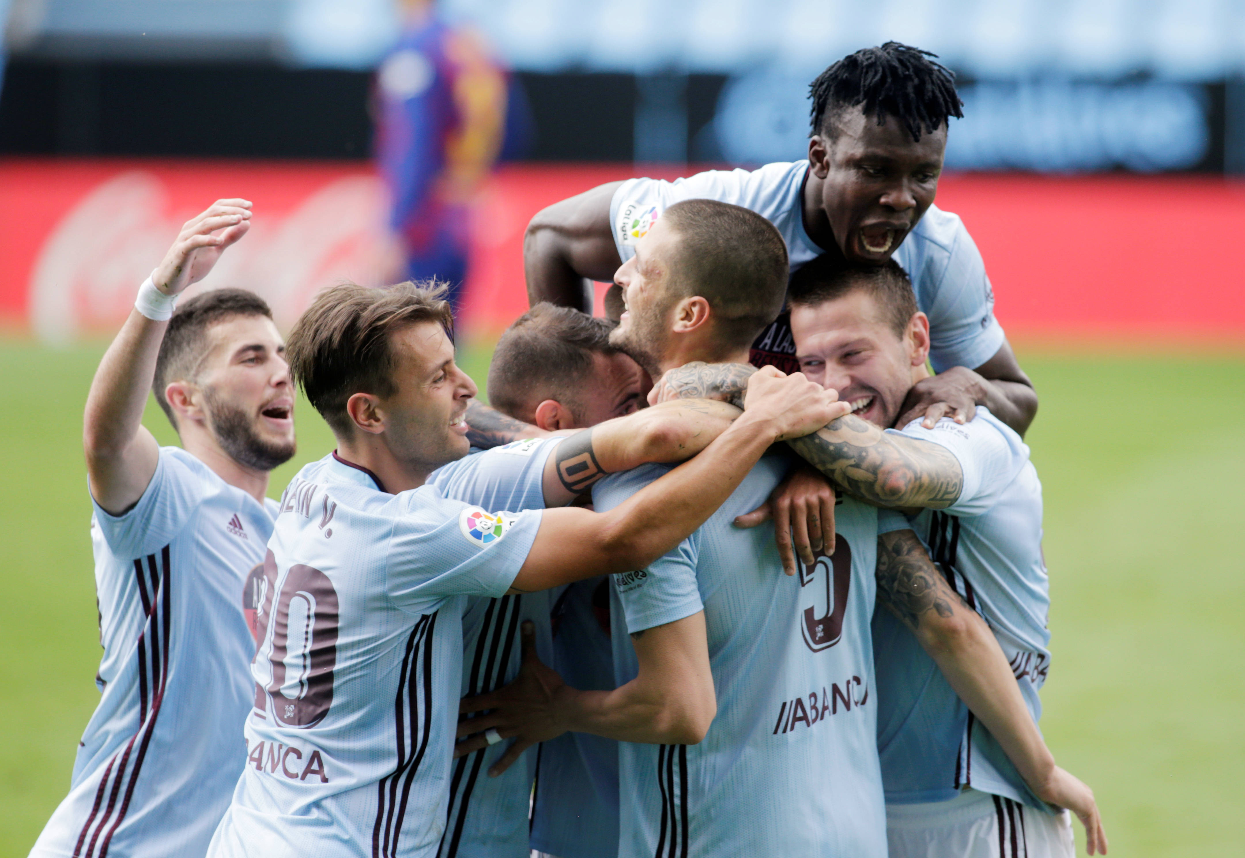 里尔队狭胜对手，队员欢呼庆祝胜利的简单介绍