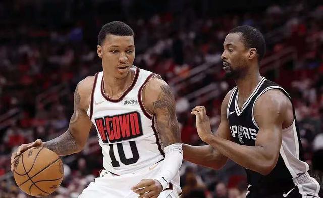 年轻球员崭露头角,帮助球队取得三分 年轻球员崭露头角,帮助球队取得三分