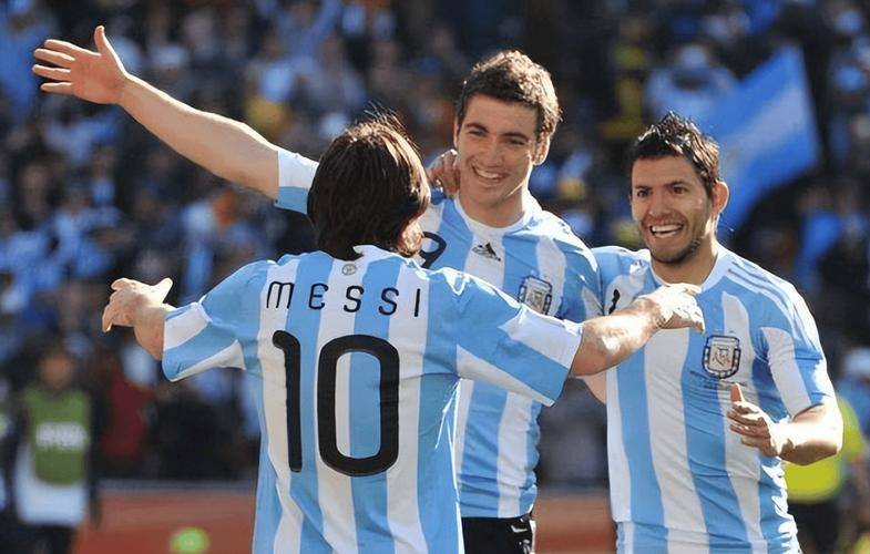 力求完美足球盛宴热闹非凡，国内足球发展蒸蒸日上的简单介绍