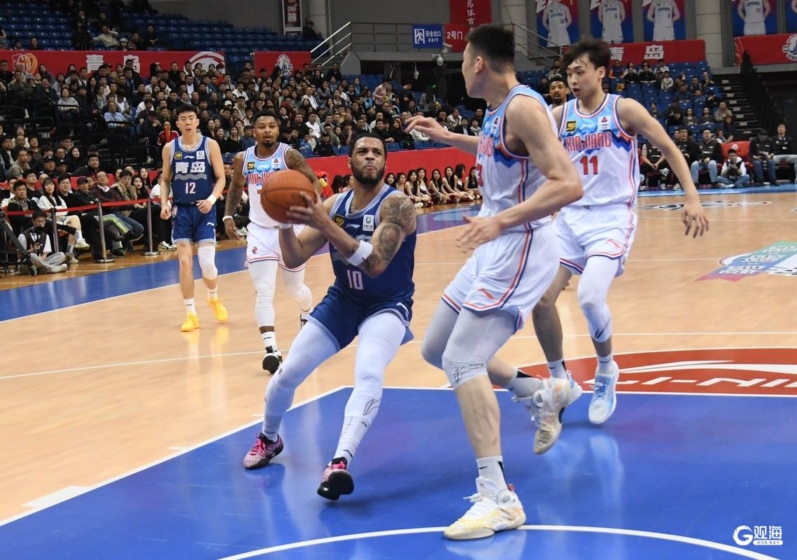 新疆队在场上展现出优势，获得胜利的简单介绍