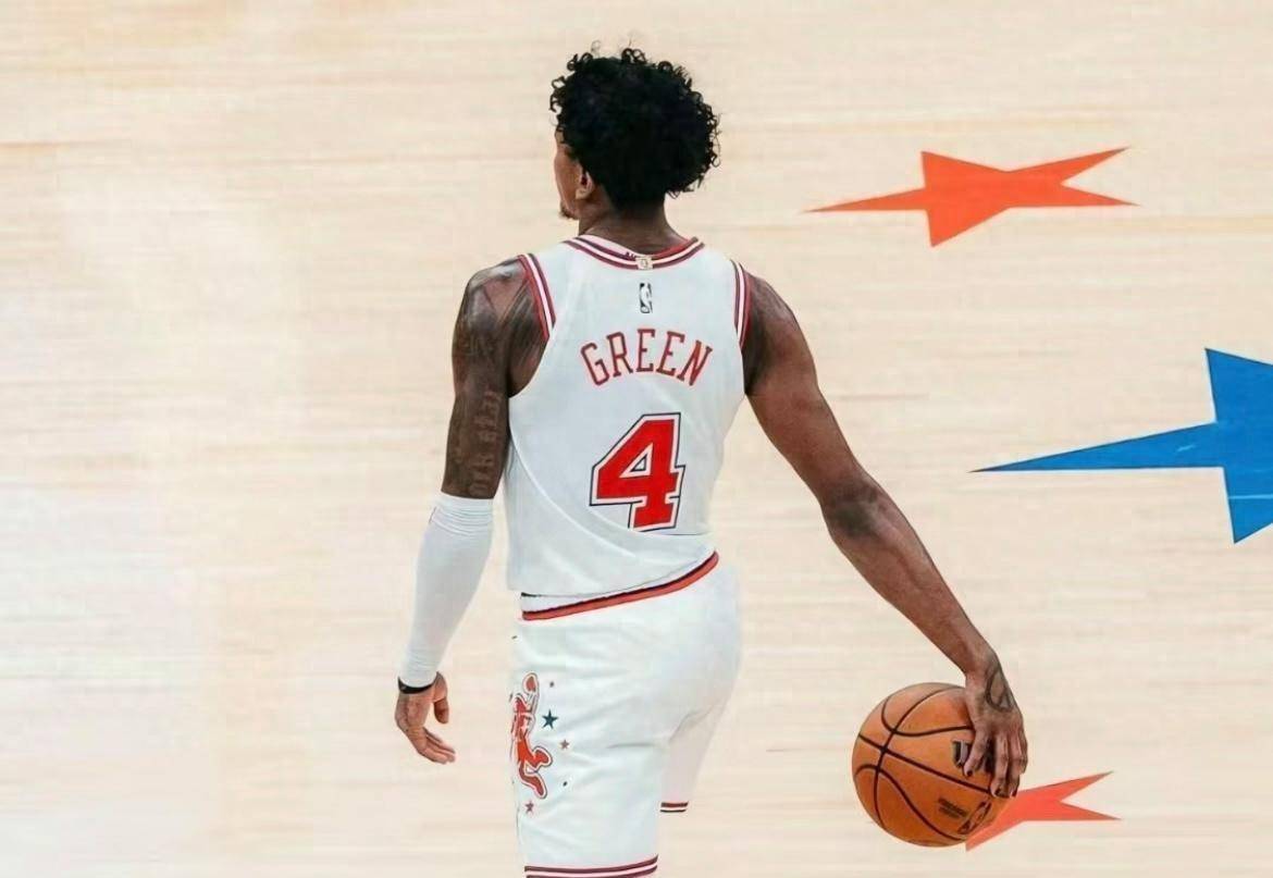 公牛复出首战，魔术状态火爆，米切尔成为焦点！