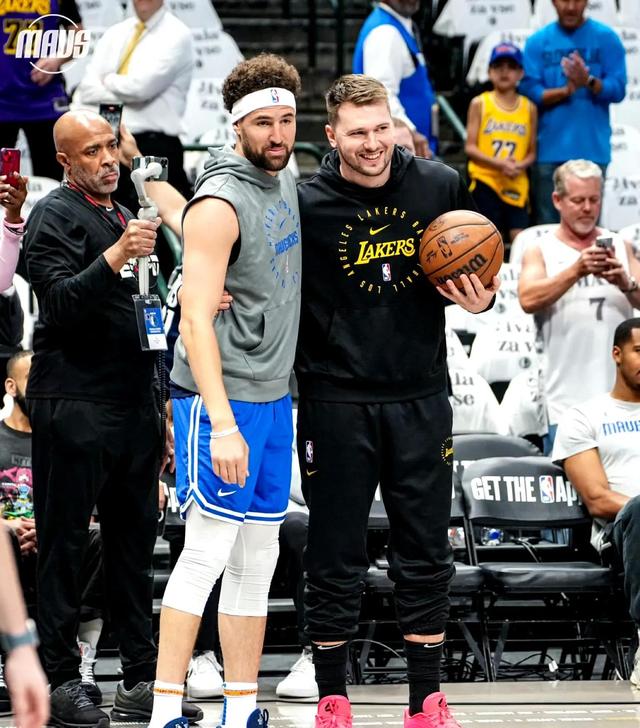 东契奇三巨头联手,老鹰得分突破,险胜冲击季后赛!