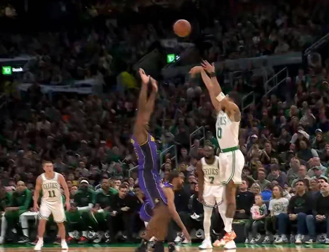 西亚卡姆巅峰对决，塔图姆与90激战拜仁分钟，战术调整胜负难料！的简单介绍