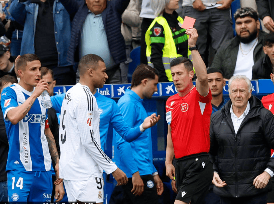 姆巴佩迎来十赛季高光表现，曼联球迷沸腾！