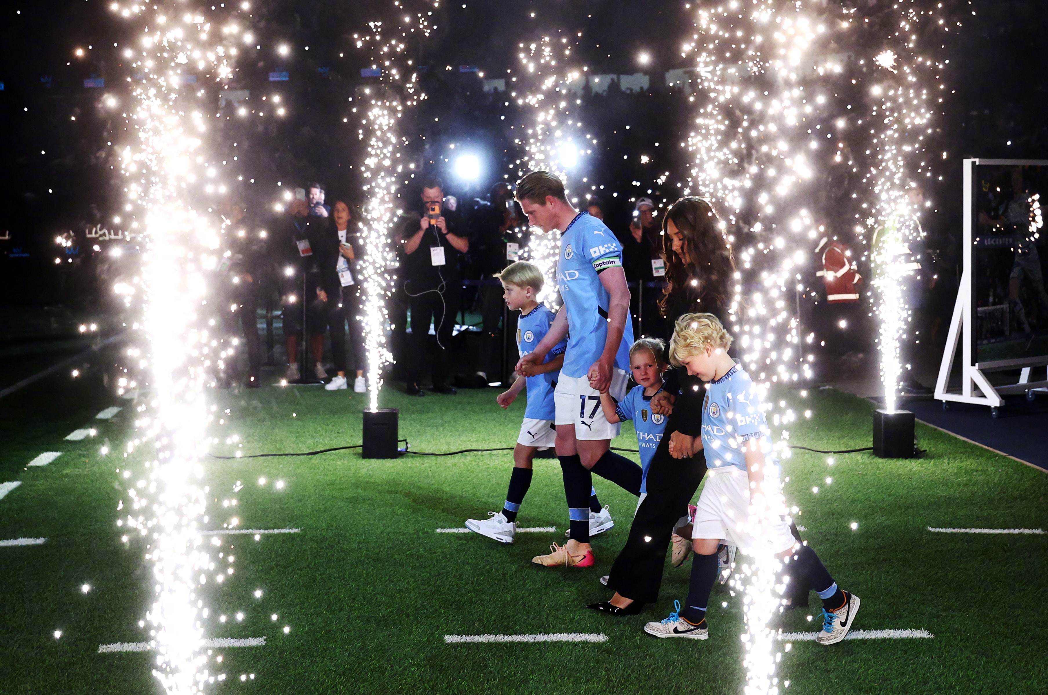 关于比赛局势复杂引发热议!,德布劳内在巴黎圣日耳曼比赛中最后时刻胜出赢得满堂喝彩的信息 关于比赛局势复杂引发热议!,德布劳内在巴黎圣日耳曼比赛中最后时刻胜出赢得满堂喝彩的信息